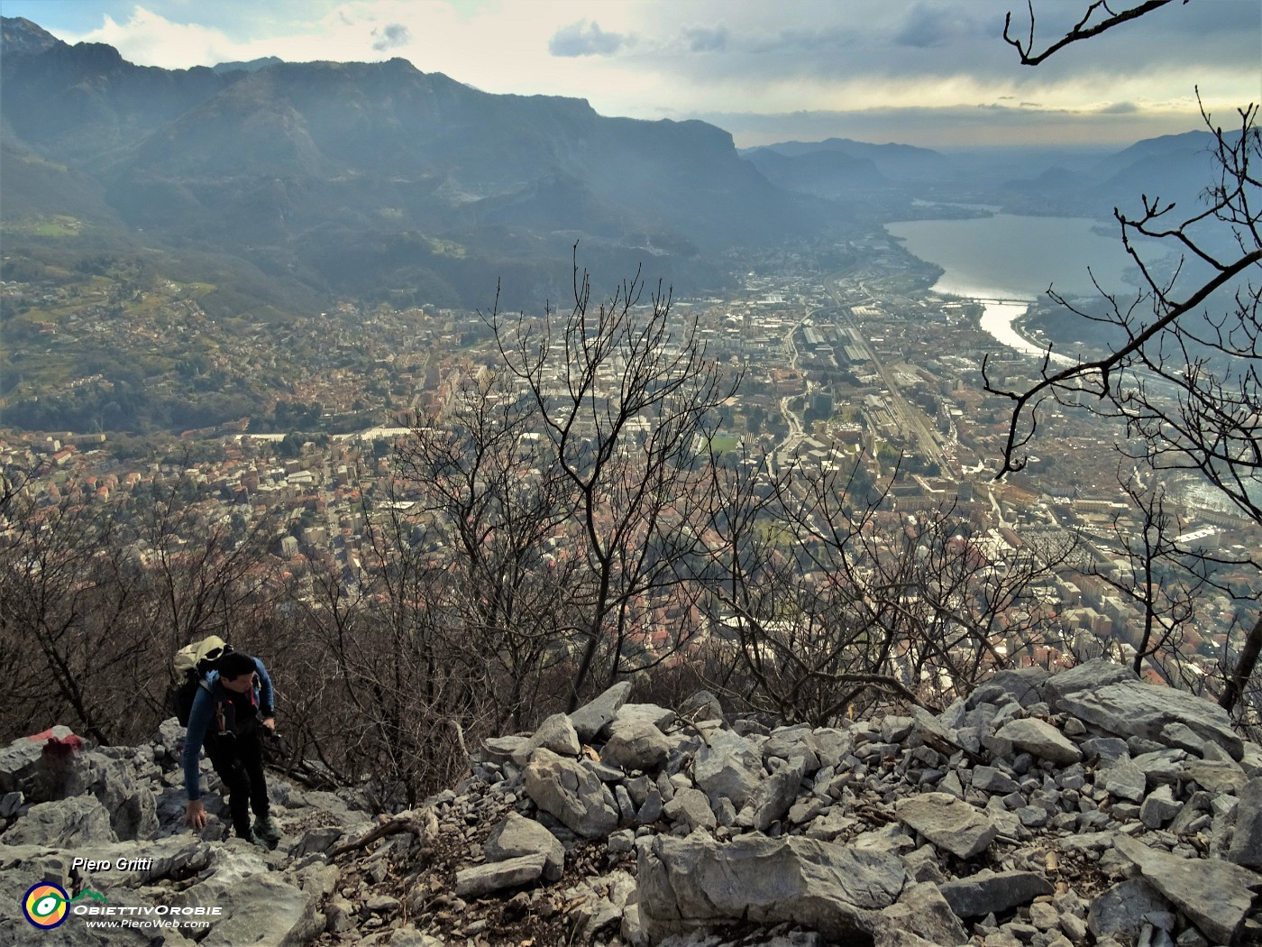 21 In decisa-ripida salita con stupenda vista su Lecco .JPG